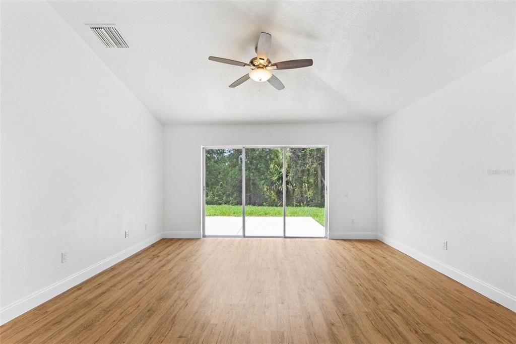 For Rent: $2,300 (4 beds, 2 baths, 1956 Square Feet)