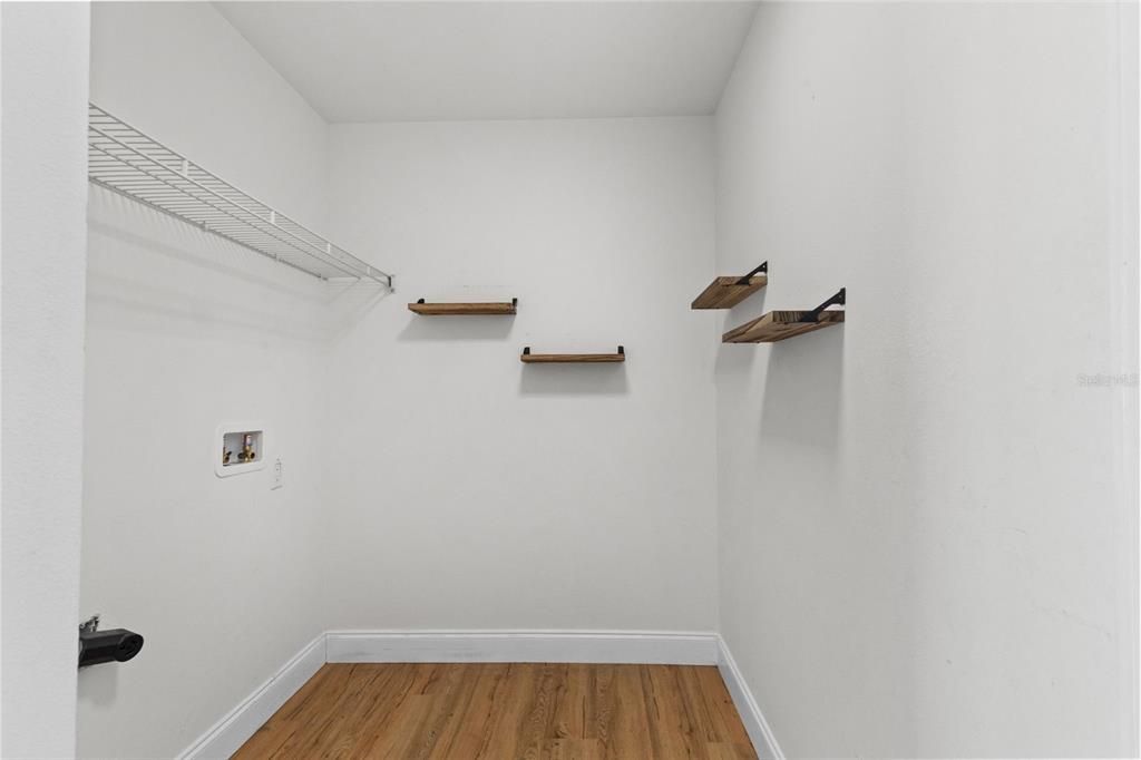 For Rent: $2,300 (4 beds, 2 baths, 1956 Square Feet)