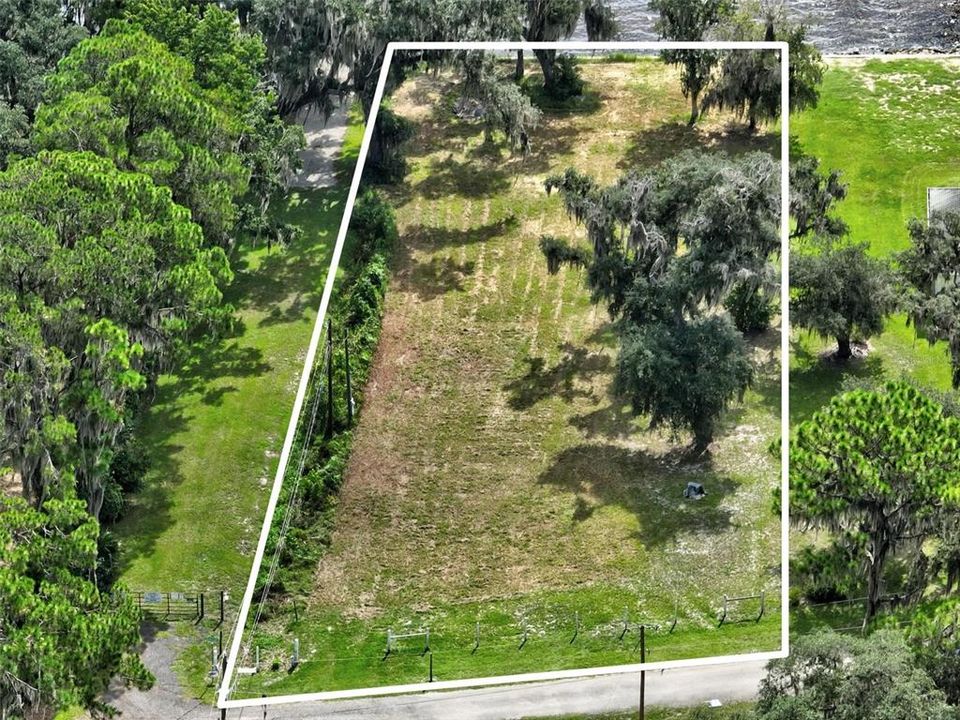 待售: $299,900 (0.73 acres)
