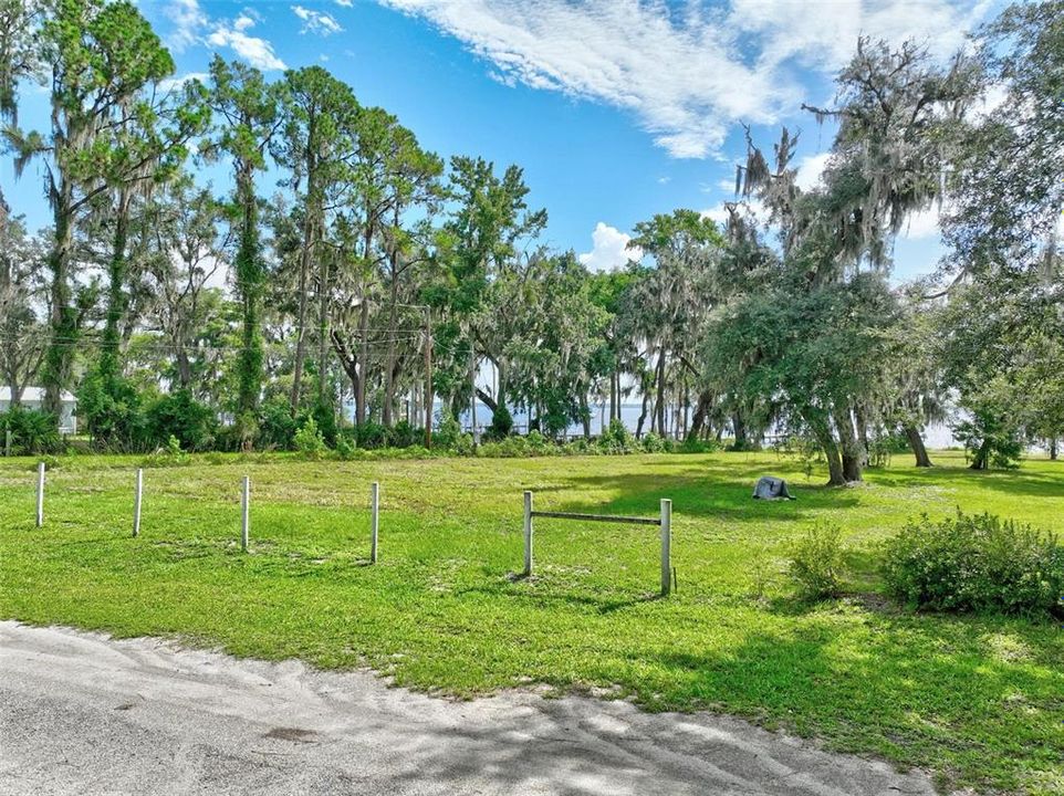 待售: $299,900 (0.73 acres)