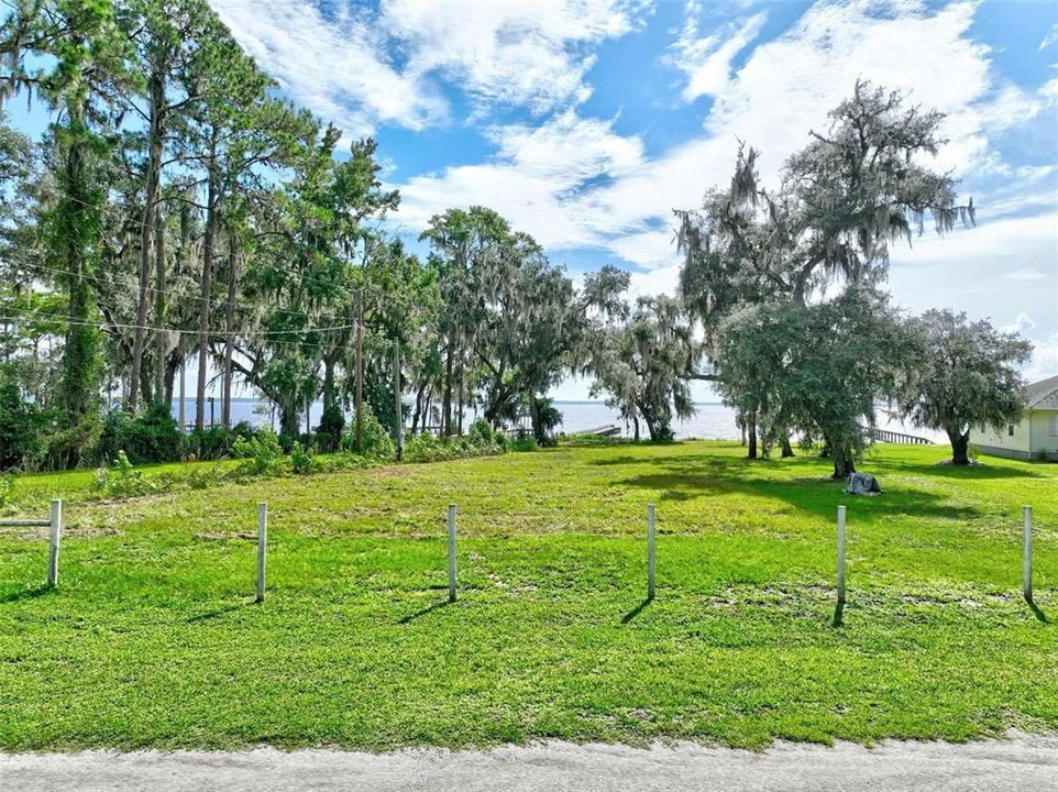 待售: $299,900 (0.73 acres)