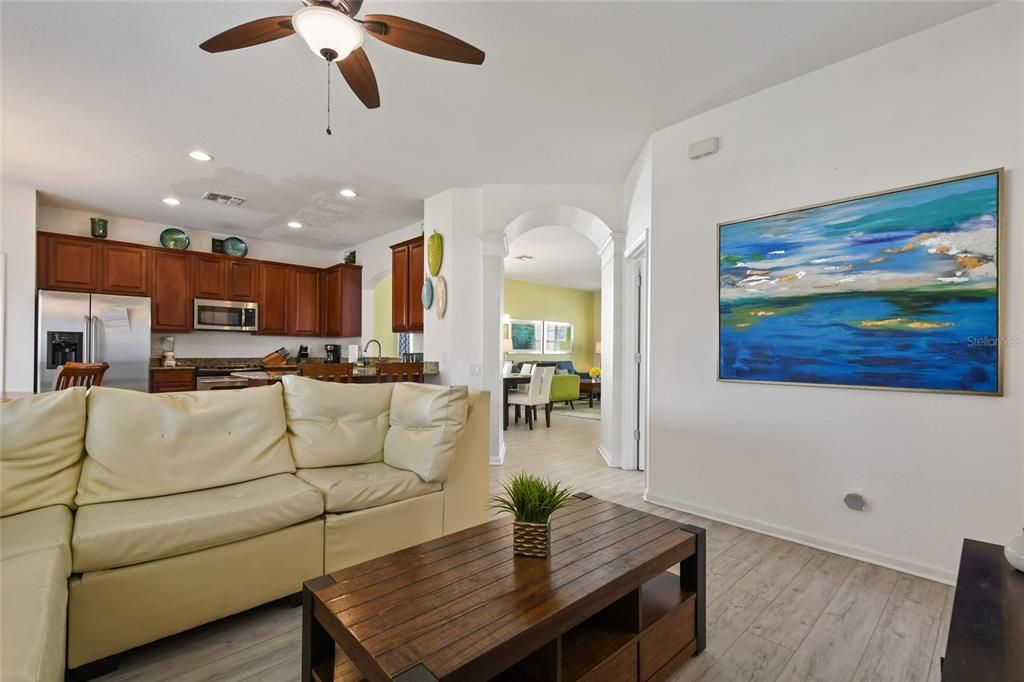 En Venta: $698,000 (6 camas, 4 baños, 2812 Pies cuadrados)