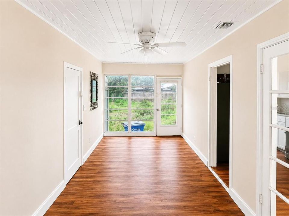 For Sale: $245,000 (2 beds, 1 baths, 1050 Square Feet)