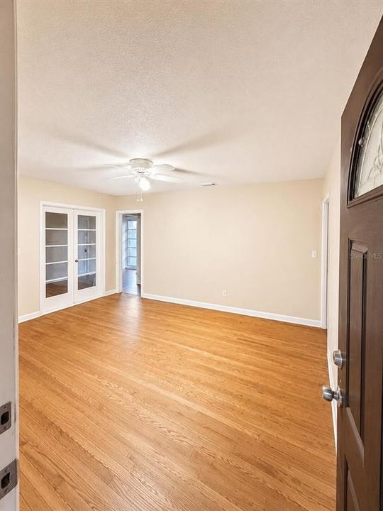 For Sale: $245,000 (2 beds, 1 baths, 1050 Square Feet)
