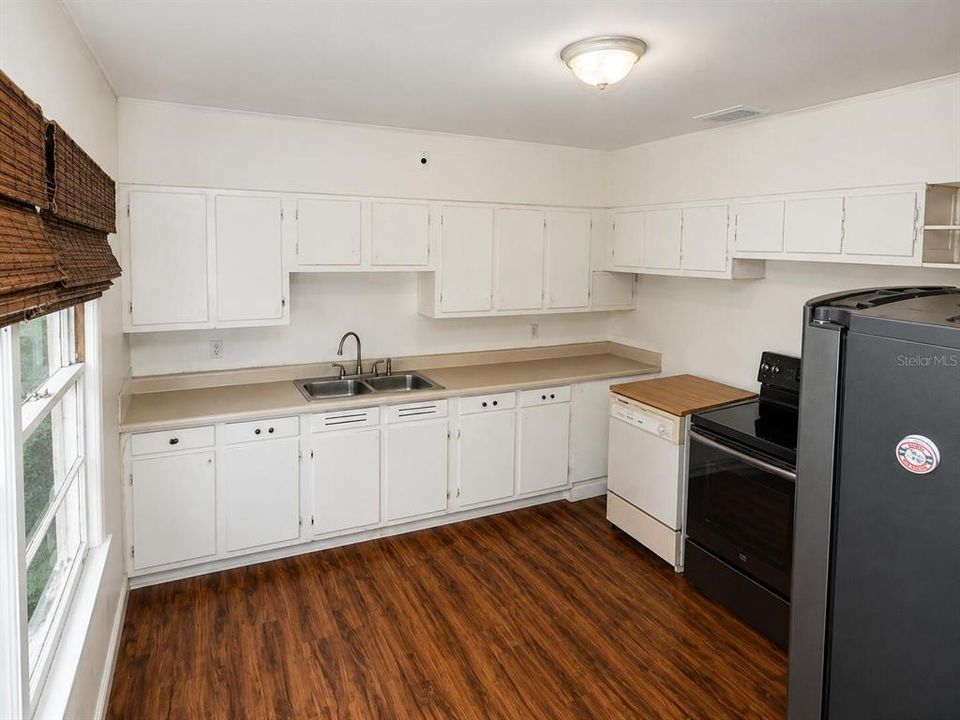 For Sale: $245,000 (2 beds, 1 baths, 1050 Square Feet)