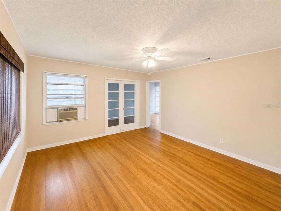 For Sale: $245,000 (2 beds, 1 baths, 1050 Square Feet)