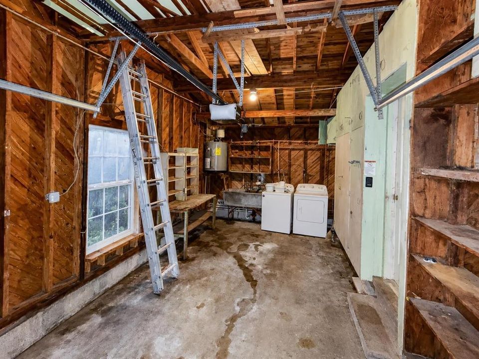 For Sale: $245,000 (2 beds, 1 baths, 1050 Square Feet)