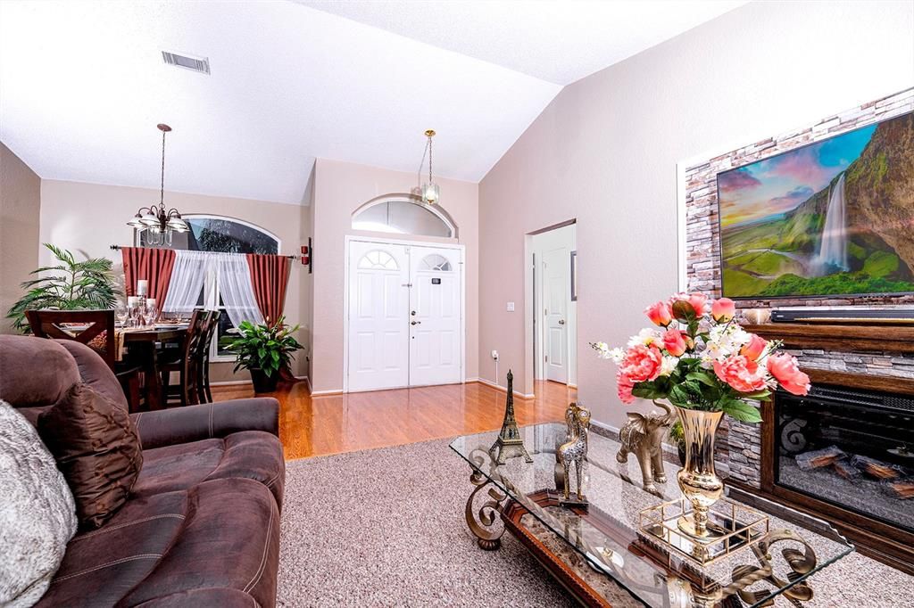 En Venta: $410,000 (3 camas, 2 baños, 1695 Pies cuadrados)