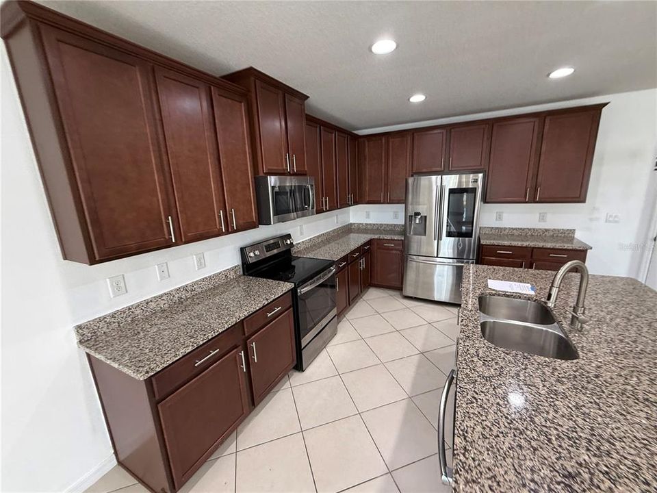 Activo con contrato: $337,000 (4 camas, 2 baños, 2466 Pies cuadrados)