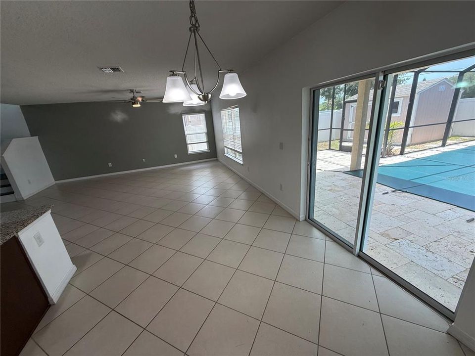 Activo con contrato: $337,000 (4 camas, 2 baños, 2466 Pies cuadrados)