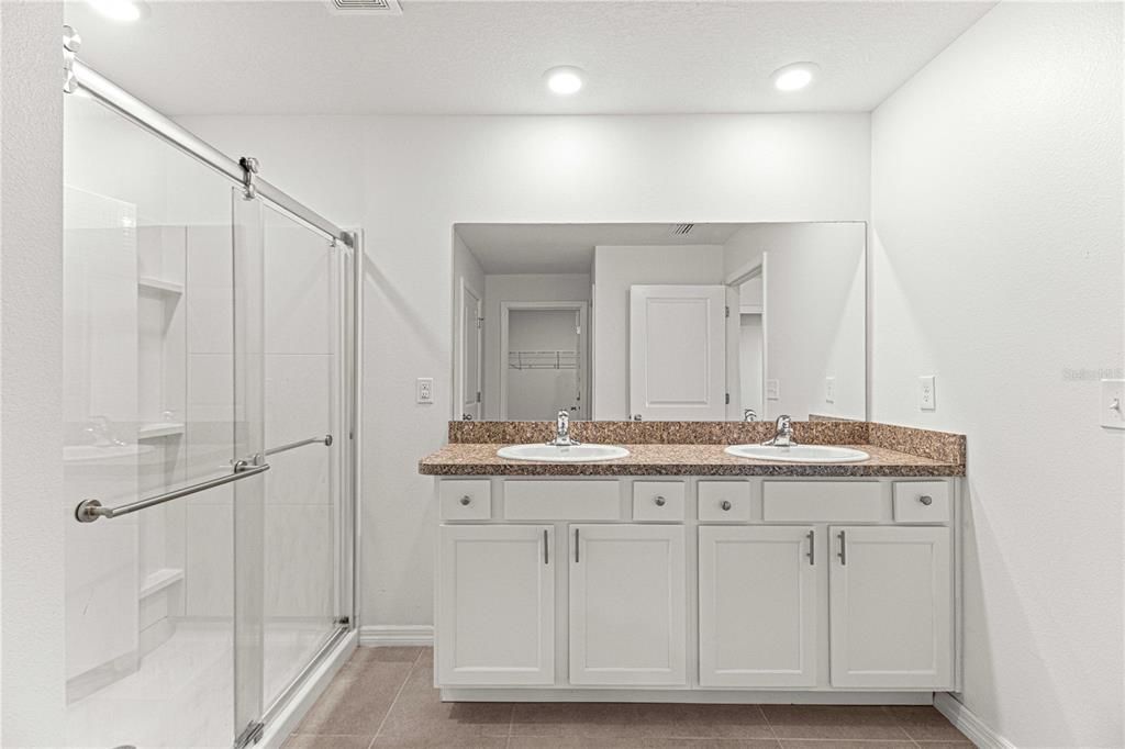 For Rent: $1,950 (4 beds, 2 baths, 1827 Square Feet)