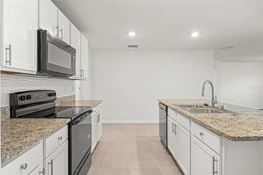 For Rent: $1,950 (4 beds, 2 baths, 1827 Square Feet)