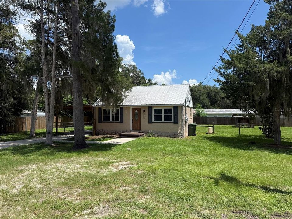 For Sale: $149,000 (2 beds, 1 baths, 616 Square Feet)