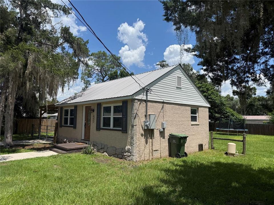 For Sale: $149,000 (2 beds, 1 baths, 616 Square Feet)