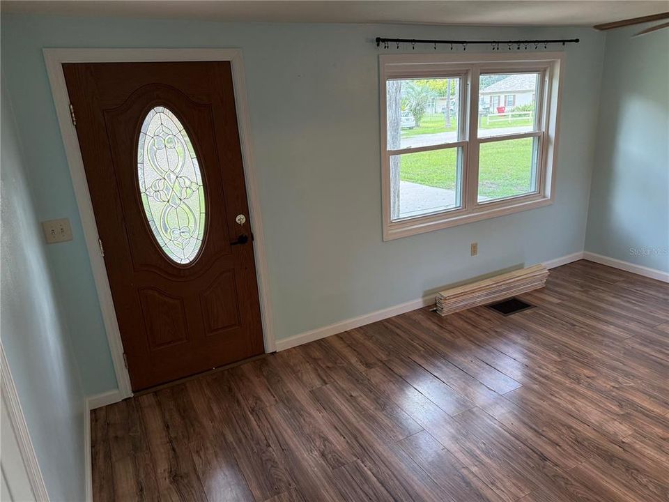 For Sale: $149,000 (2 beds, 1 baths, 616 Square Feet)