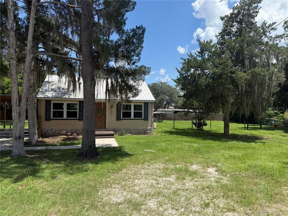 For Sale: $149,000 (2 beds, 1 baths, 616 Square Feet)
