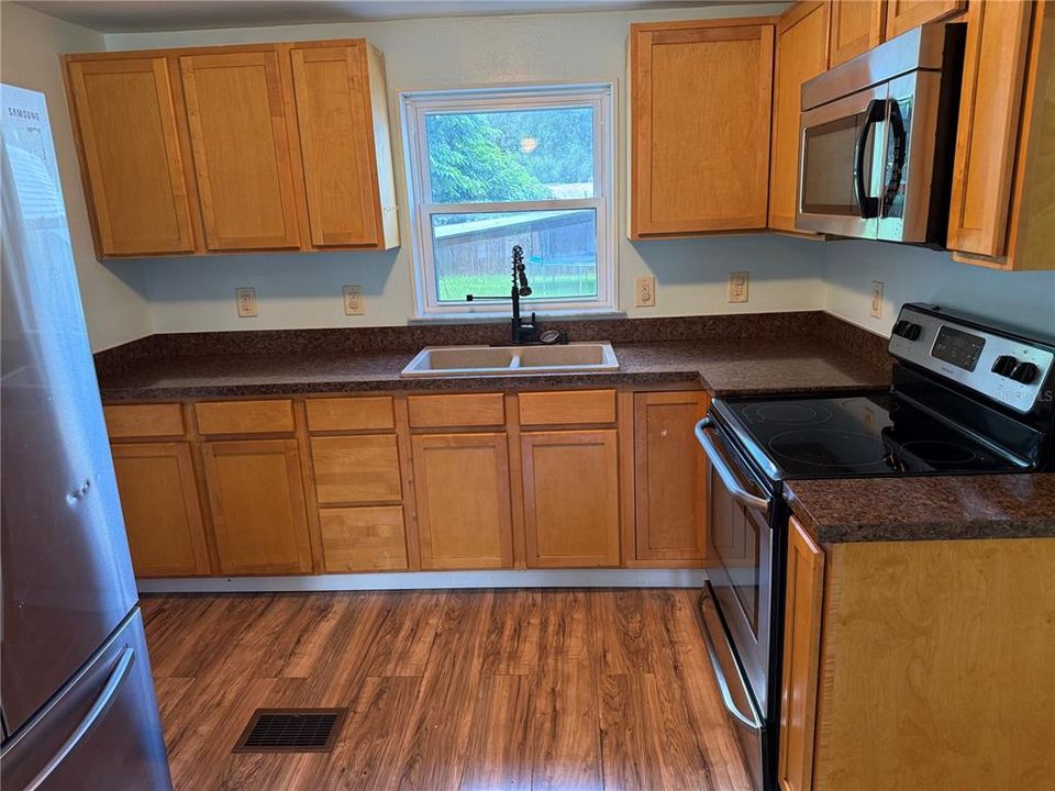 For Sale: $149,000 (2 beds, 1 baths, 616 Square Feet)
