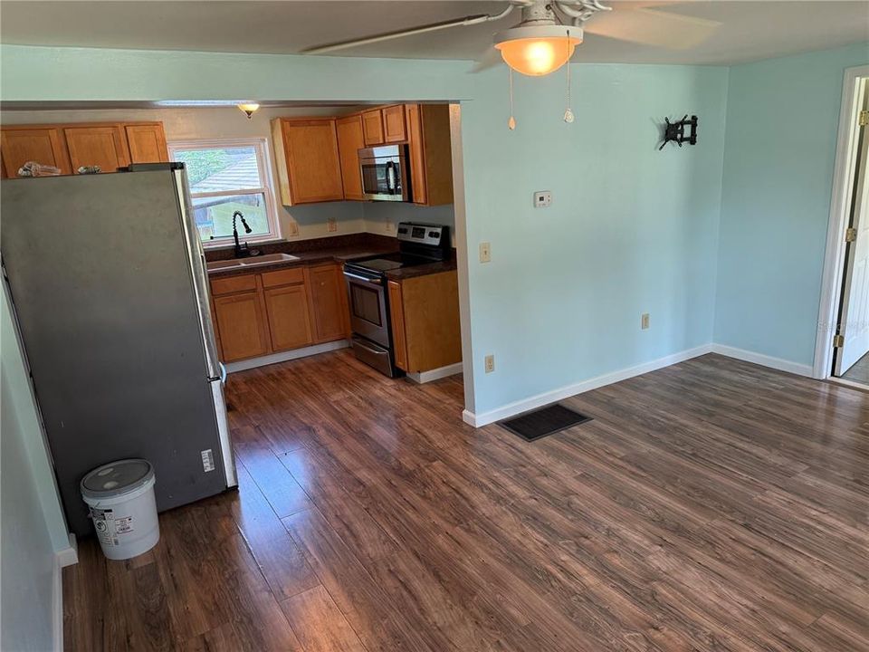 For Sale: $149,000 (2 beds, 1 baths, 616 Square Feet)