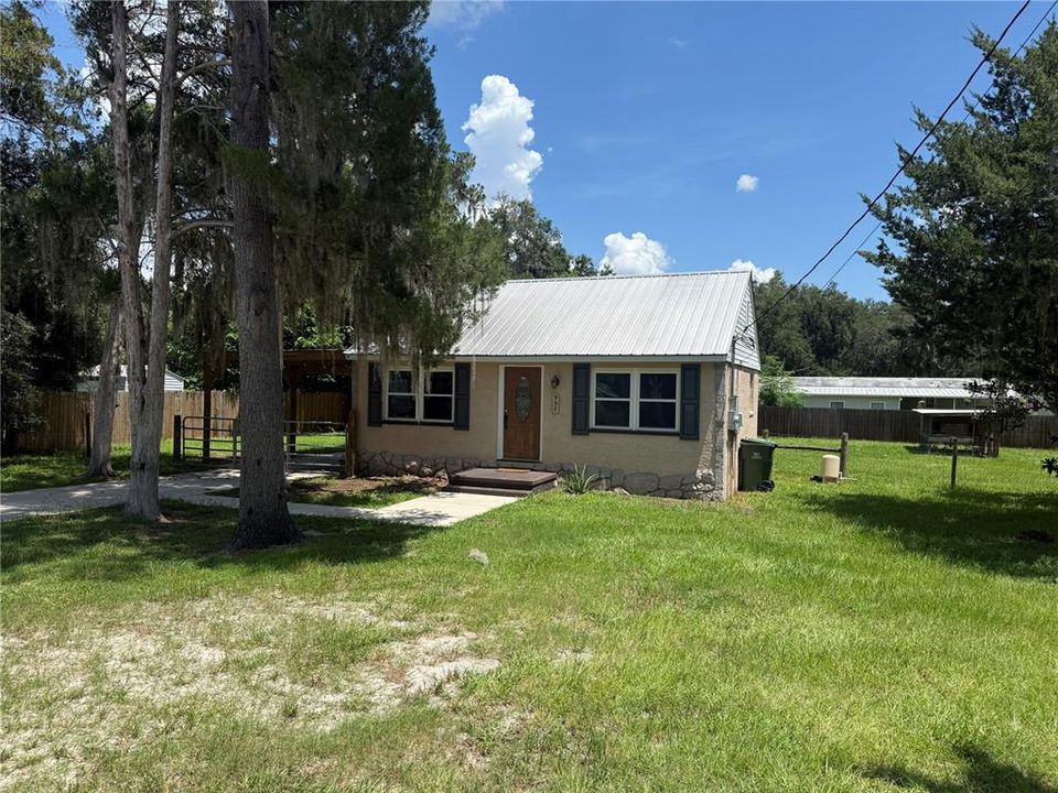 For Sale: $149,000 (2 beds, 1 baths, 616 Square Feet)