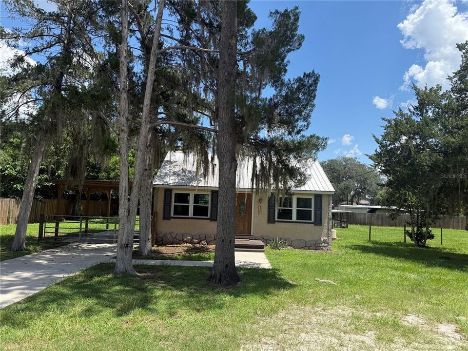For Sale: $149,000 (2 beds, 1 baths, 616 Square Feet)
