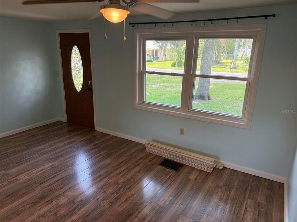 For Sale: $149,000 (2 beds, 1 baths, 616 Square Feet)