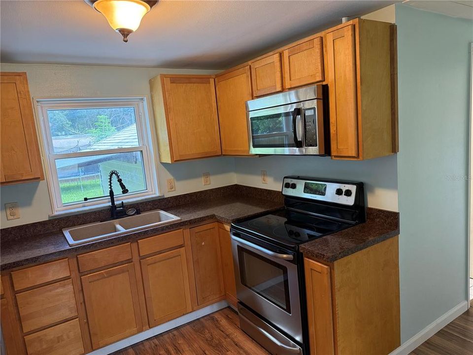 For Sale: $149,000 (2 beds, 1 baths, 616 Square Feet)