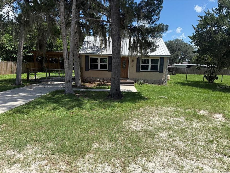 For Sale: $149,000 (2 beds, 1 baths, 616 Square Feet)