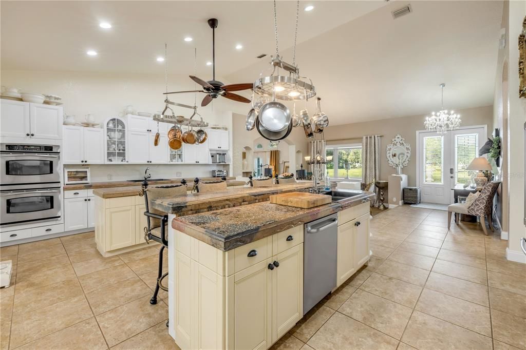 En Venta: $1,495,000 (4 camas, 3 baños, 3515 Pies cuadrados)