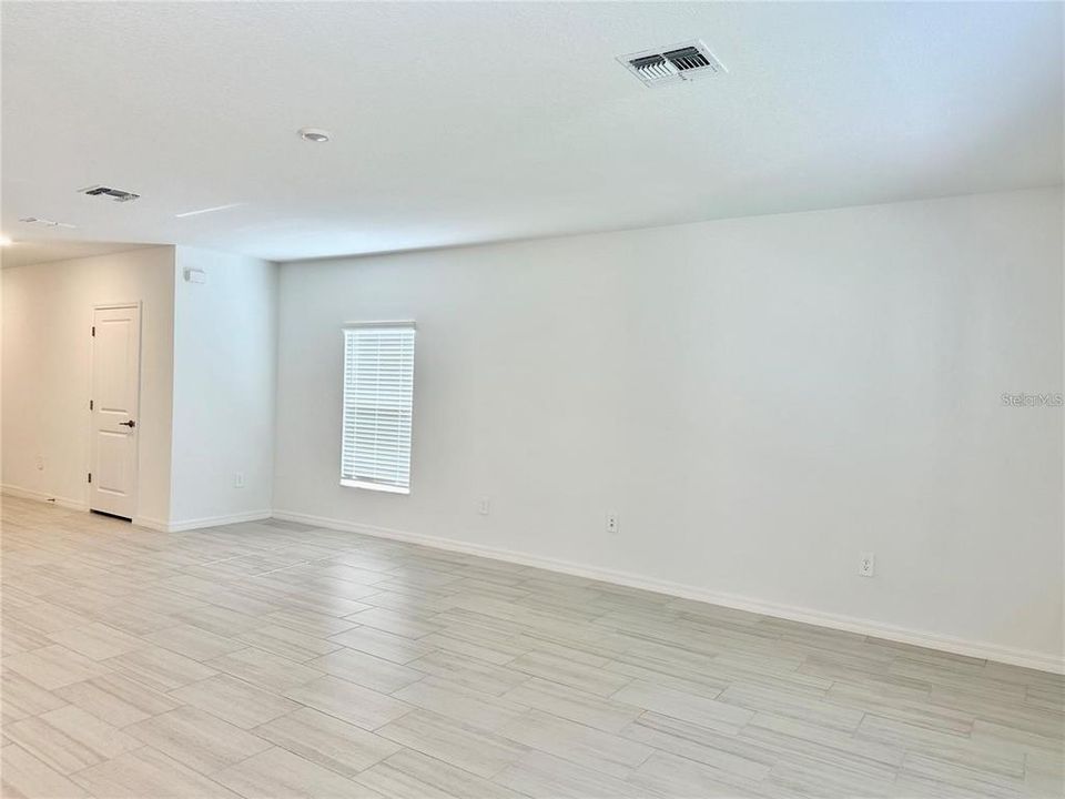 For Rent: $2,900 (5 beds, 2 baths, 2215 Square Feet)