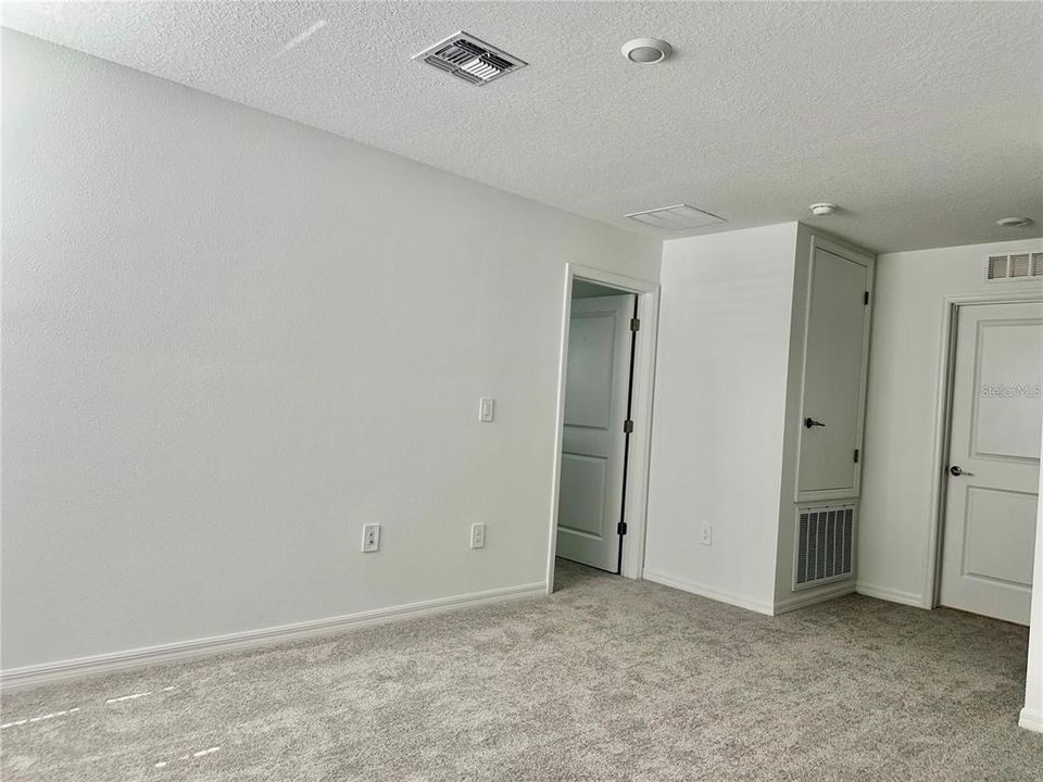 For Rent: $2,900 (5 beds, 2 baths, 2215 Square Feet)