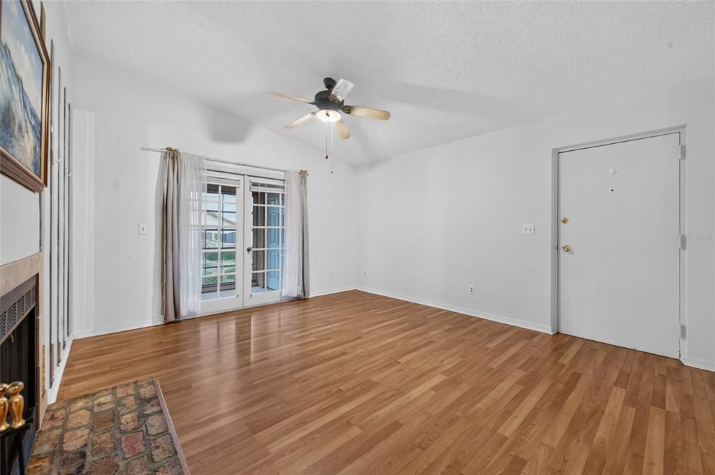 For Sale: $160,000 (2 beds, 2 baths, 1000 Square Feet)