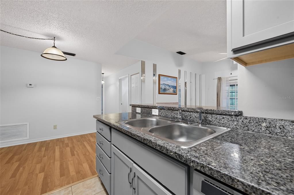 For Sale: $160,000 (2 beds, 2 baths, 1000 Square Feet)