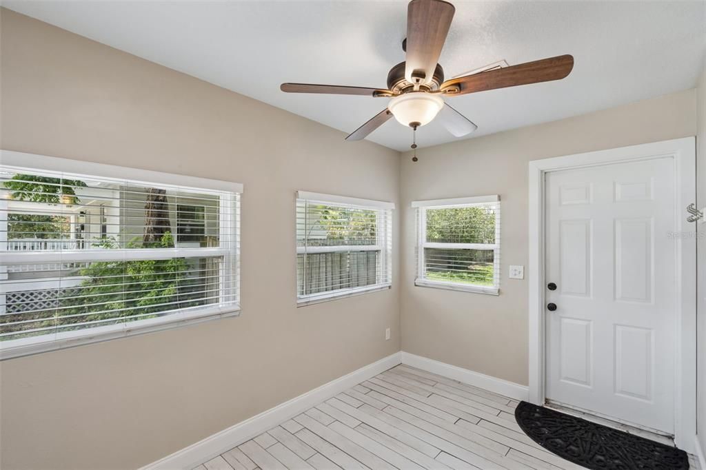 For Sale: $420,000 (2 beds, 1 baths, 884 Square Feet)