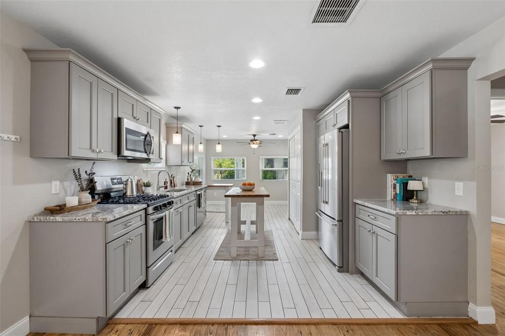 For Sale: $420,000 (2 beds, 1 baths, 884 Square Feet)
