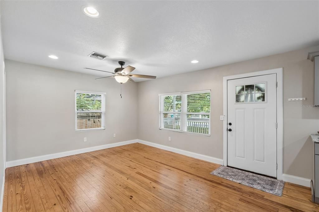 For Sale: $420,000 (2 beds, 1 baths, 884 Square Feet)