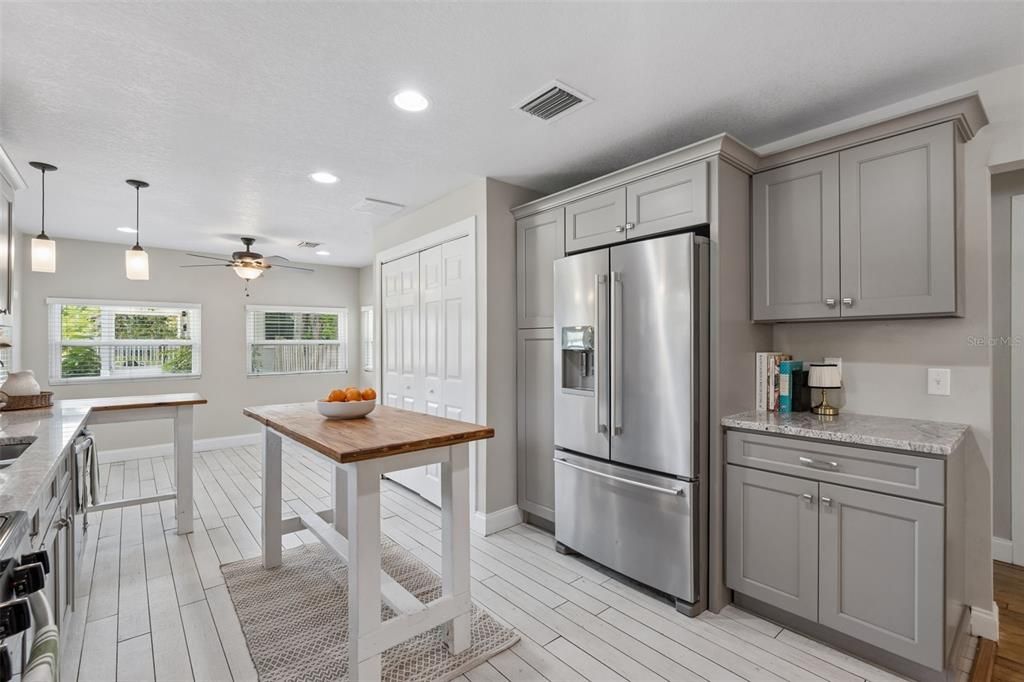 For Sale: $420,000 (2 beds, 1 baths, 884 Square Feet)