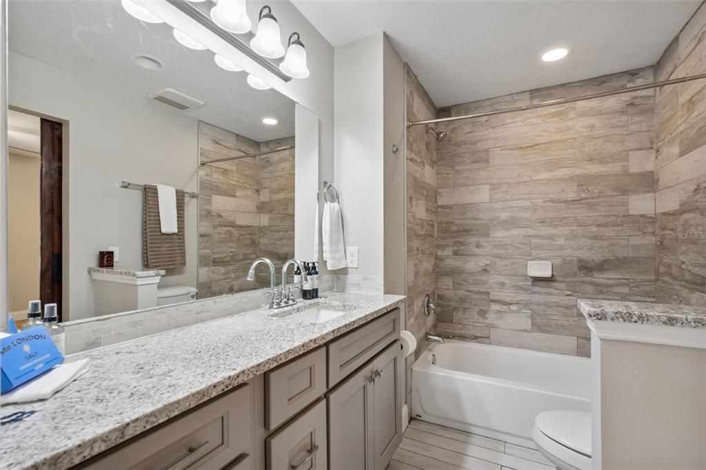 For Sale: $420,000 (2 beds, 1 baths, 884 Square Feet)