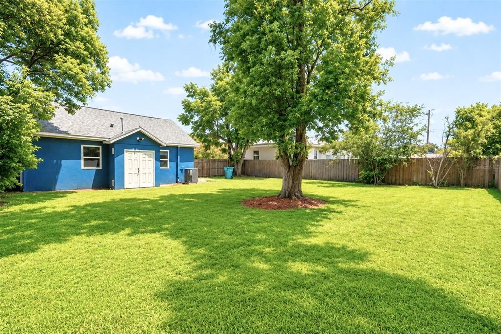For Sale: $420,000 (2 beds, 1 baths, 884 Square Feet)