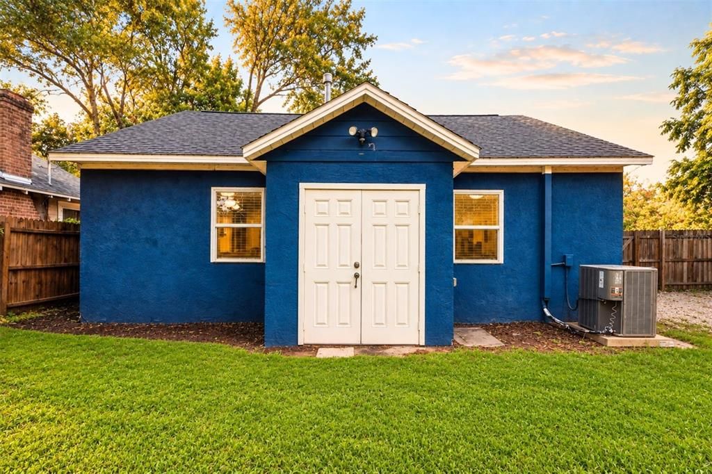For Sale: $420,000 (2 beds, 1 baths, 884 Square Feet)
