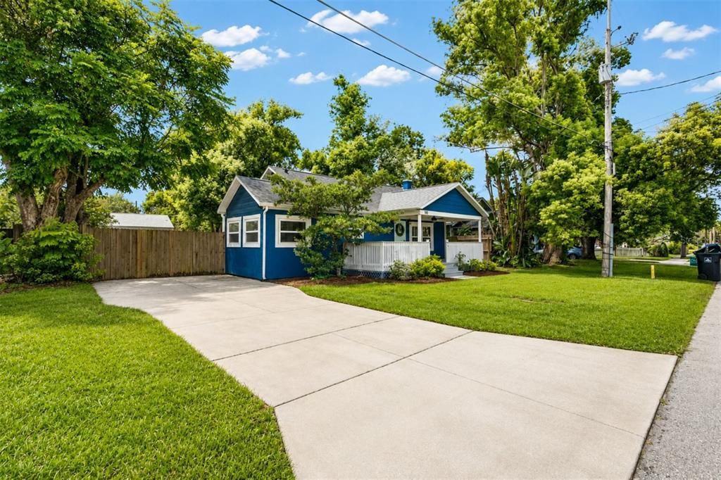 For Sale: $420,000 (2 beds, 1 baths, 884 Square Feet)