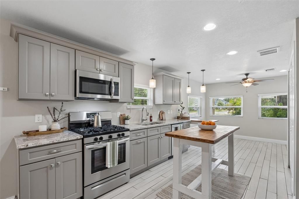 For Sale: $420,000 (2 beds, 1 baths, 884 Square Feet)