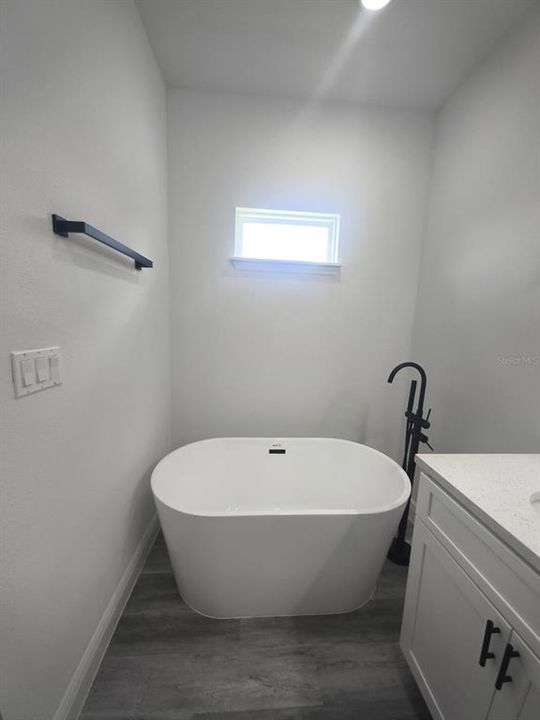 For Rent: $2,500 (4 beds, 3 baths, 1952 Square Feet)