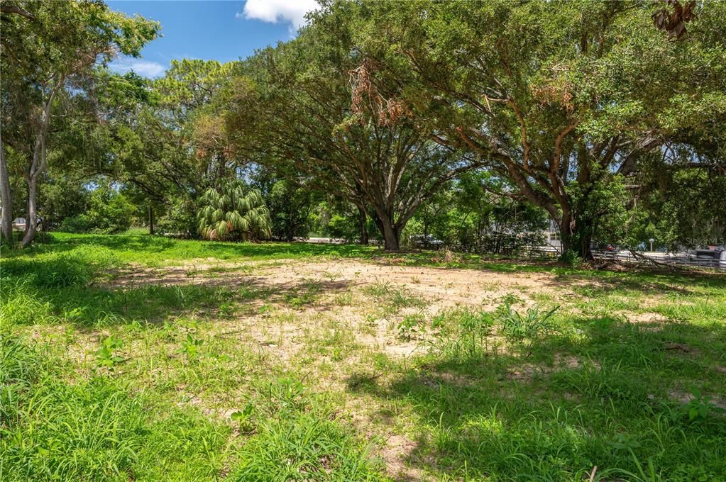 На продажу: $300,000 (0.80 acres)