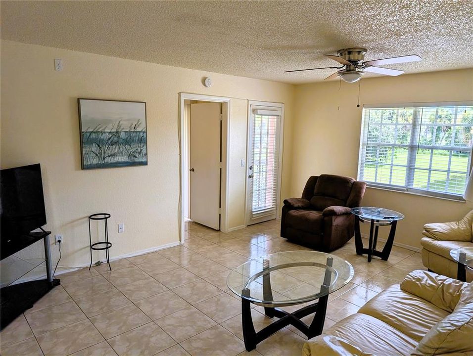 For Sale: $135,000 (2 beds, 2 baths, 848 Square Feet)