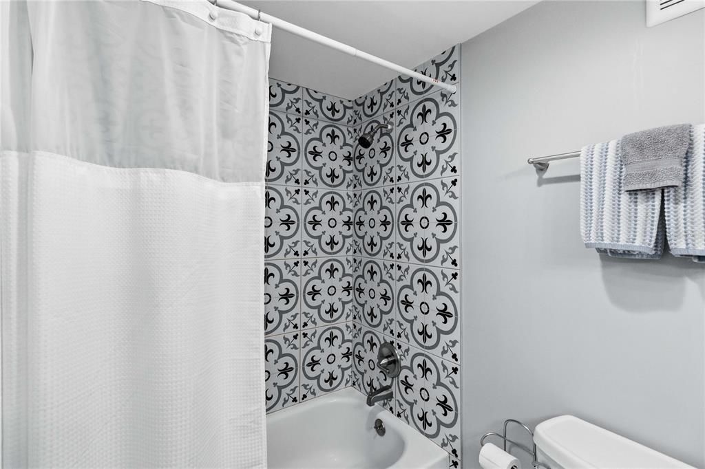 For Sale: $160,000 (2 beds, 1 baths, 929 Square Feet)