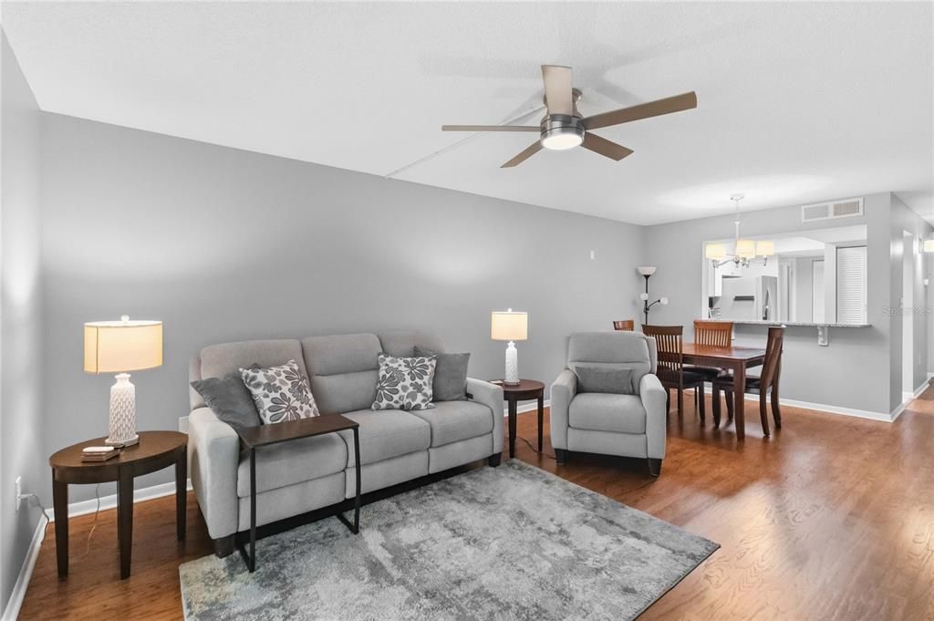For Sale: $160,000 (2 beds, 1 baths, 929 Square Feet)