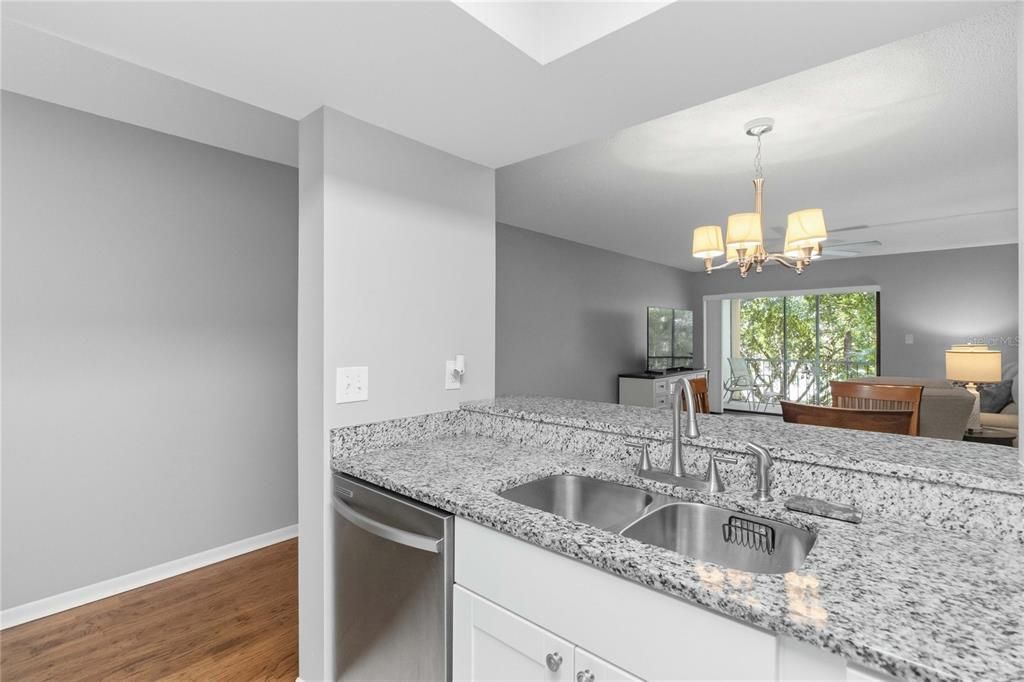 For Sale: $160,000 (2 beds, 1 baths, 929 Square Feet)