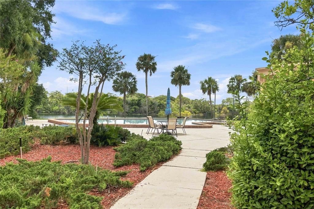 For Sale: $160,000 (2 beds, 1 baths, 929 Square Feet)