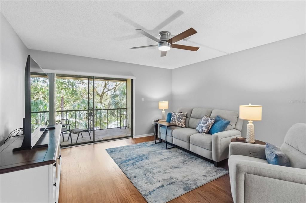 For Sale: $160,000 (2 beds, 1 baths, 929 Square Feet)