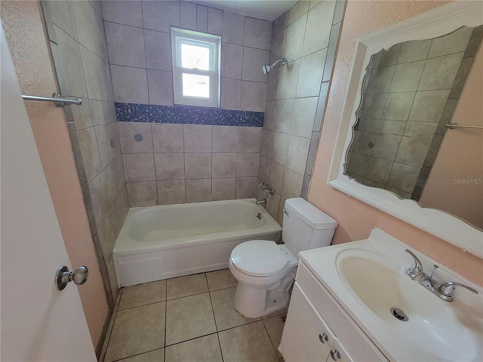 For Rent: $1,350 (3 beds, 1 baths, 924 Square Feet)